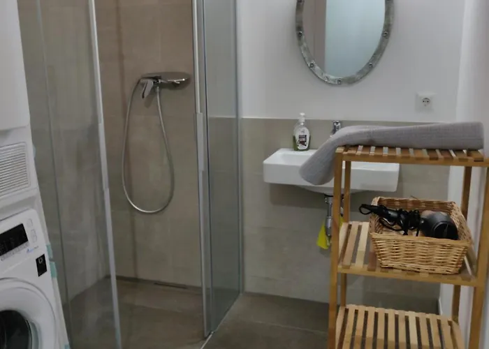 Beautiful With Parking, Brilliant Location *