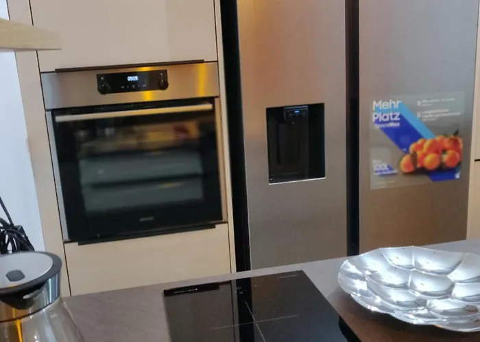 Beautiful With Parking, Brilliant Location דירה *
