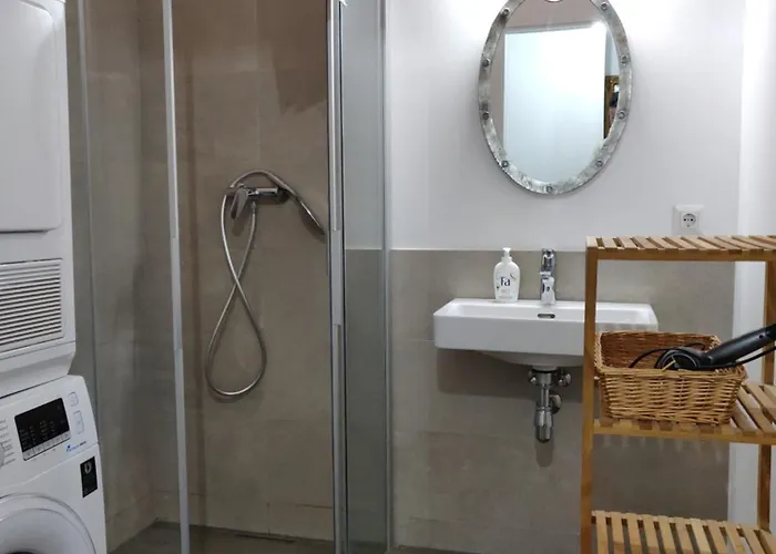Beautiful With Parking, Brilliant Location דירה *
